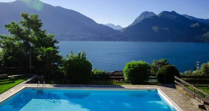 Schönes kleines Haus mit schönem Blick auf den See in Residenz mit Pool