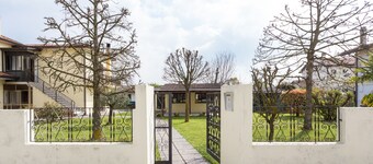 Large apt 2 bedrooms &free car park