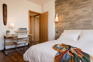 2 habitaciones, escritorio y tabla de planchar con plancha 