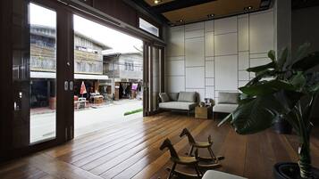 Coin salon dans le hall