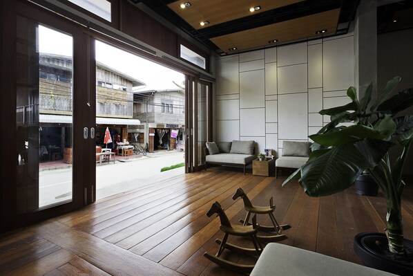 Lobby sitting area - Chic Chiangkhan Hotel (Chiang Khan)
