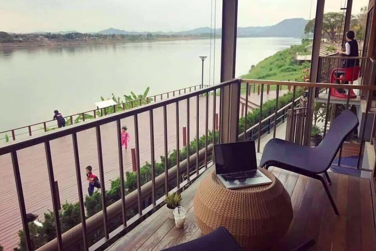 VIP Room with Balcony and River View | Rollaway beds, free WiFi