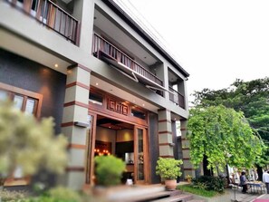 Front of property - Chic Chiangkhan Hotel (Chiang Khan)