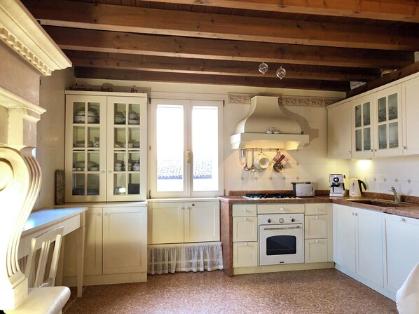 Réfrigérateur, un four, surface de cuisson, lave-vaisselle