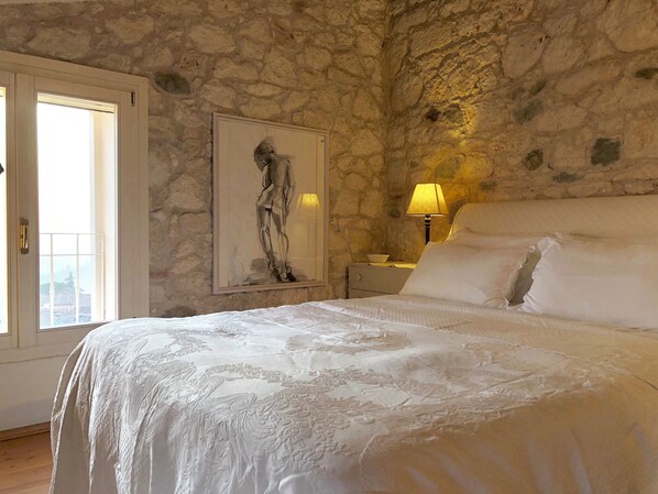 3 bedrooms, desk, travel cot, free WiFi