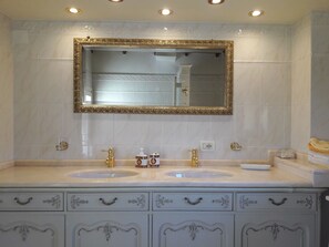 Baignoire, bidet, serviettes fournies, papier de toilette