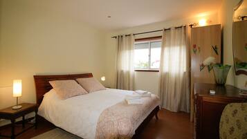 2 bedrooms, iron/ironing board, travel cot, free WiFi