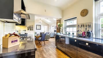 雪櫃、微波爐、焗爐、爐具