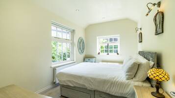 2 bedrooms, iron/ironing board, Internet