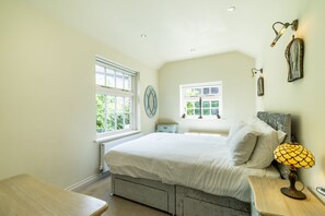 2 bedrooms, iron/ironing board, internet