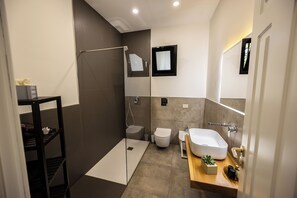 Badewanne, Haartrockner, Bidet, Handtücher
