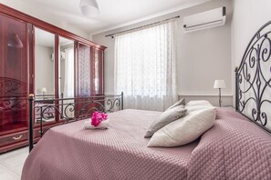 A bedroom with a large bed, a wardrobe, a mirror, and a window with curtains. - *SIKELIA LUXURY HOME *Exclusive Pool & Relaxation! (ALTAVILLA MILICIA)