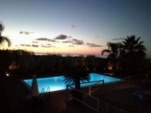 A swimming pool with a view of the sunset and palm trees. - *SIKELIA LUXURY HOME *Exclusive Pool & Relaxation! (ALTAVILLA MILICIA)