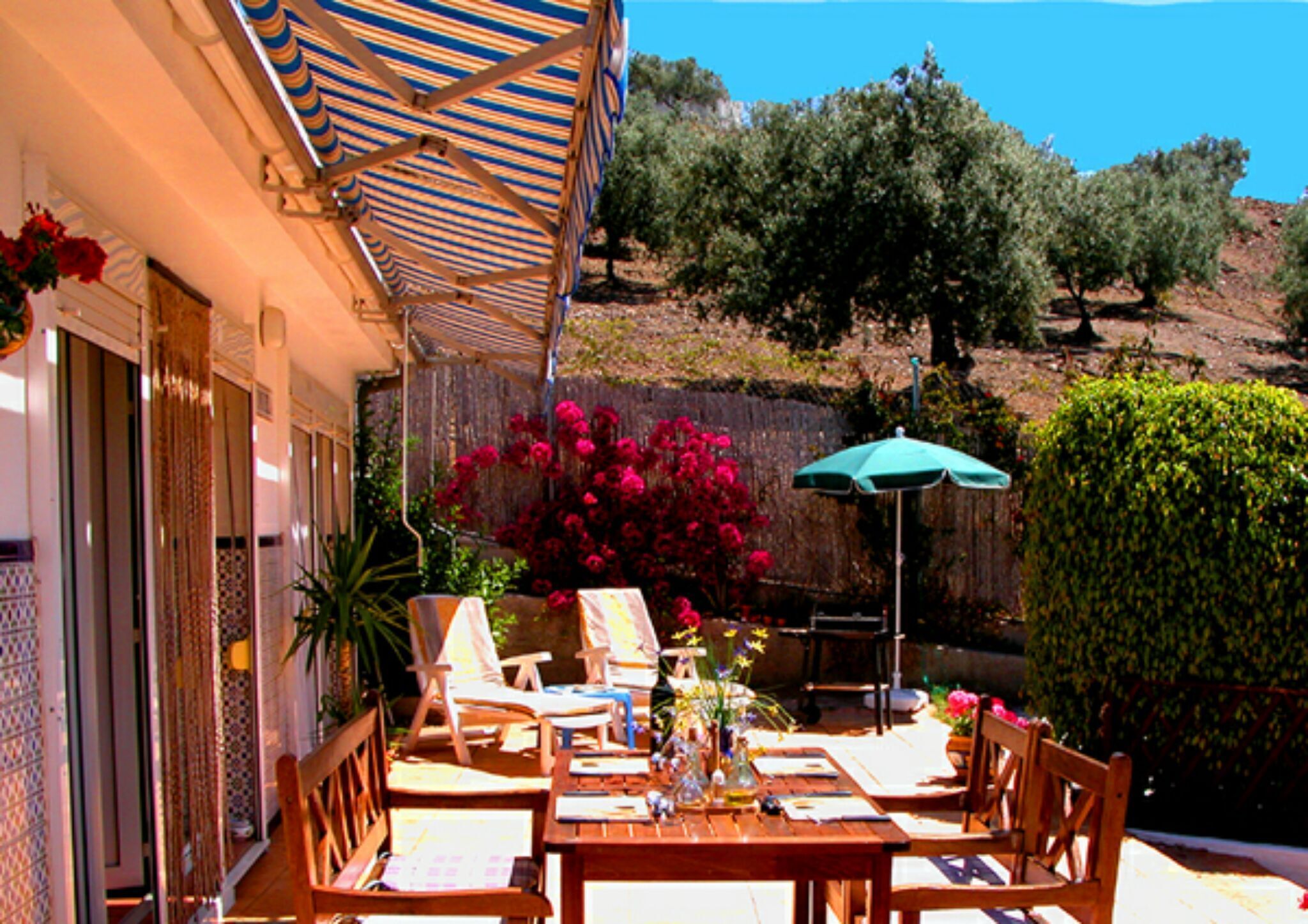 Bungalow Vinuela - private front terrace with dining area and sun loungers