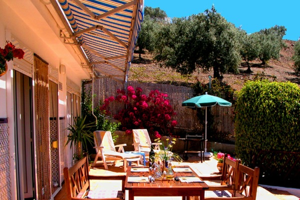 Bungalow Vinuela - private front terrace with dining area and sun loungers