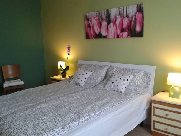 2 bedrooms, iron/ironing board, WiFi, bed sheets