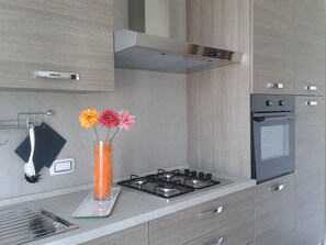 Een koelkast, een microgolfoven, een oven, een kookplaat