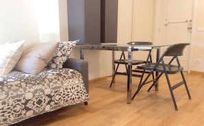 2 bedrooms, iron/ironing board, travel crib, WiFi - LILLY ROSE APARTMENT (Alba)