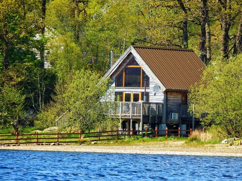 Lochside Lodge with Hot Tub on the shore of Loch Awe