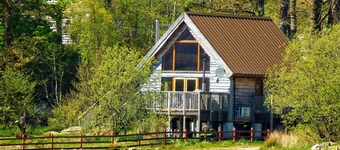 Lochside Lodge with Hot Tub on the shore of Loch Awe