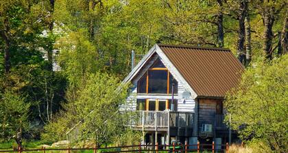 Lochside Lodge with Hot Tub on the shore of Loch Awe
