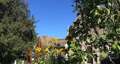 Vor kurzem umgewandelt in sich geschlossene Wohnung mit Garten in Cotswold Dorf