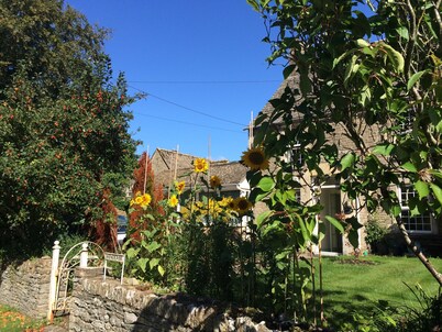Recently converted self-contained apartment with garden in Cotswold village