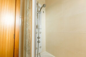 Tina con regadera, regadera con hidromasaje, secadora de cabello, bidet 