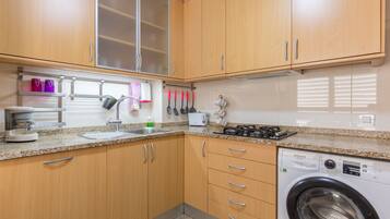 Fridge, microwave, oven, stovetop