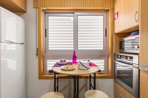 Fridge, microwave, oven, stovetop - Francos' Relaxing Apt by the metro (Porto)