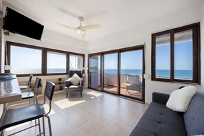 Téléviseur, livres, chaîne audio