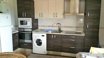 Frigorífico, microondas, horno y placa de cocina