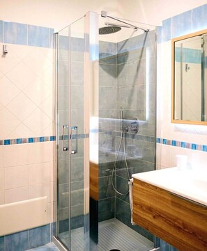 Douche, sèche-cheveux, bidet, serviettes fournies