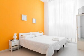 2 habitaciones, tabla de planchar con plancha y cuna de viaje 
