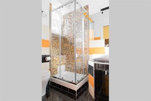 Dusche, Haartrockner, Handtücher, Seife