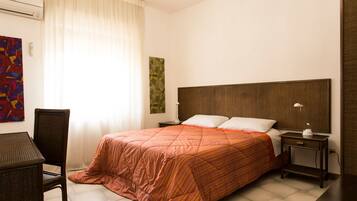 4 sovrum, vÀrdeförvaringsskÄp pÄ rummet och skrivbord