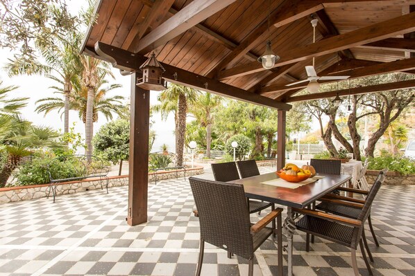 Outdoor dining - Villa Virginia - Holiday home with garden and swimming pool in Reggio Calabria (Reggio Calabria)