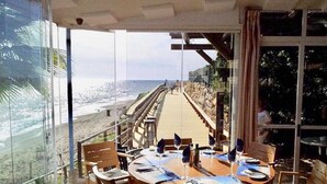 A dining area with a view of the beach and ocean. - Mi CAPRICHO 9A BEACHFRONT:Apartment with sea view (Mijas)