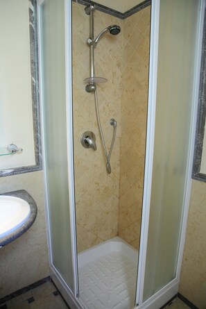 Dusche, Haartrockner, Bidet