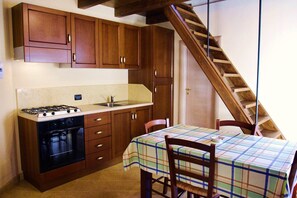 Kühlschrank, Ofen, Herdplatte, Wasserkocher mit Kaffee-/Teezubehör