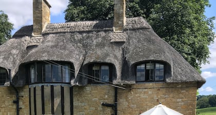 Cotswolds Thatch Cottage, countryside views, walk to shops.