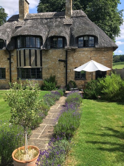 Cotswolds Thatch Cottage, countryside views, walk to shops.