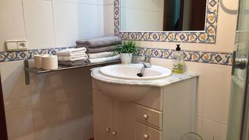Sèche-cheveux, serviettes fournies, savon, shampoing
