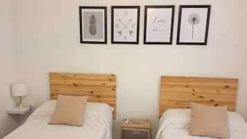2 slaapkamers, een strijkplank/strijkijzer, reisbedje, gratis wifi