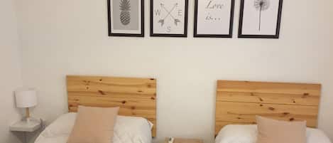 2 habitaciones, tabla de planchar con plancha y cuna de viaje