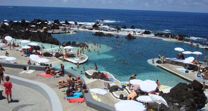 Villa Ocean View by near the natural swimming pool of Porto Moniz, in Madeira