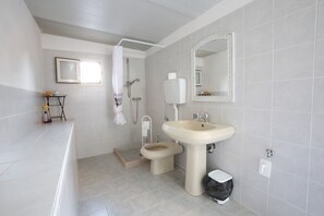 Een douche, een haardroger, een bidet, handdoeken
