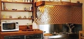 Frigorifero, microonde, forno, piano cottura