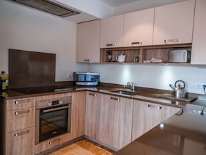 Refrigerador, microondas, horno, lavavajillas