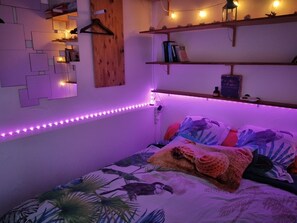 1 habitación, tabla de planchar con plancha, wifi y ropa de cama